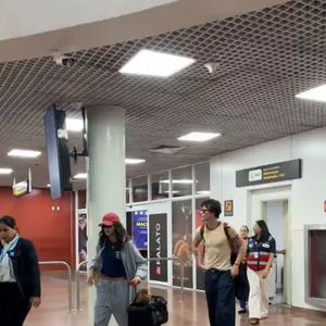 Ao deixar o aeroporto, Bruna Marquezine saiu na frente de Shawn Mendes