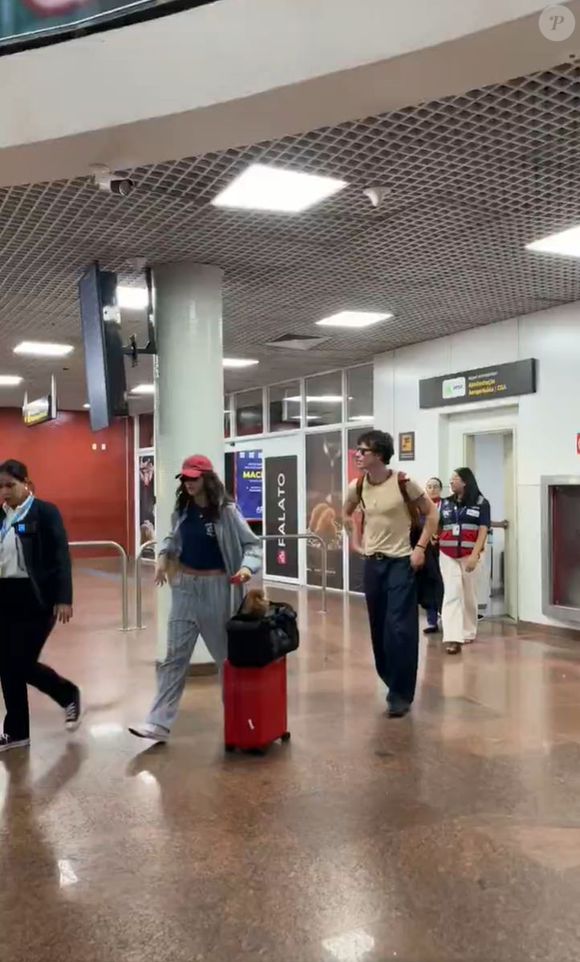 Ao deixar o aeroporto, Bruna Marquezine saiu na frente de Shawn Mendes