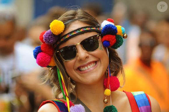 Cuidados com o cabelo no Carnaval: acessórios muito apertados podem causar quebra e queda dos fios. Prefira adereços leves e alterne os pontos de fixação.