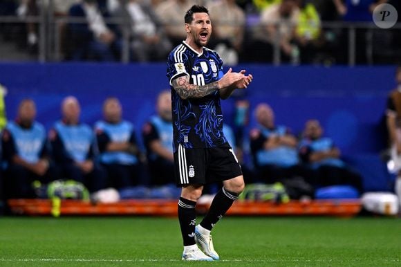 Técnico da Argentina revelou que Lionel Messi escolheu começar no banco contra a Jordânia para dar minutos aos companheiros, mesmo vivendo uma Copa histórica e quebrando recordes