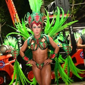 Mulher Melão ousou em uma fantasia mínima representando uma planta