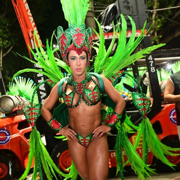 Mulher Melão ousou em uma fantasia mínima representando uma planta