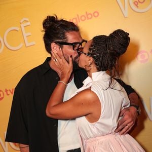 Sheron Menezzes com o marido, Saulo Bernard, no tapete vermelho da festa de lançamento de 'Por Você'
