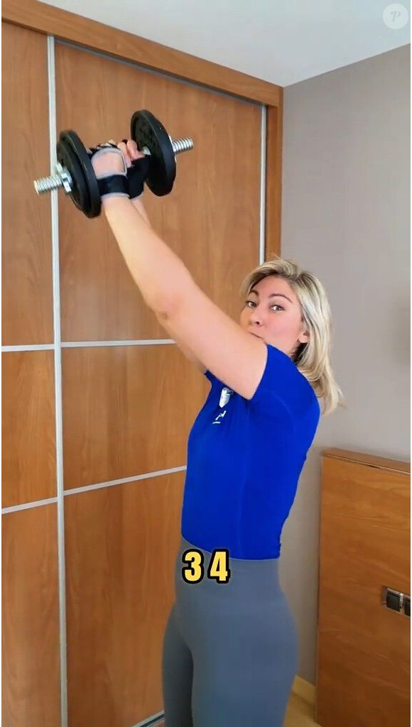 Alexandra Carrasco ensina como fazer a elevação diagonal com halteres