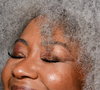 Gema Casas, cabeleireira: 'Para pentear cabelos cacheados ou ondulados com frizz, realce a textura com um creme modelador e seque ao ar ou com difusor. Em cabelos lisos, recomendo criar ondas e escová-las para obter uma textura mais natural'