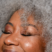 Gema Casas, cabeleireira: 'Para pentear cabelos cacheados ou ondulados com frizz, realce a textura com um creme modelador e seque ao ar ou com difusor. Em cabelos lisos, recomendo criar ondas e escová-las para obter uma textura mais natural'
