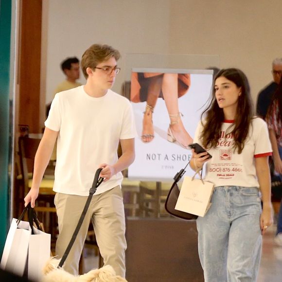 Juntos desde 2022, os dois foram vistos entrando em lojas de roupas e passeando acompanhados do cachorro do jovem
