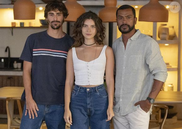 Cristiano (Bruno Montaleone) dá um suco em Daniel (Samuel de Assis) por traição com Michele (Alanis Guillen)