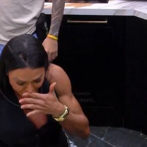 'BBB 25': Gracyanne Barbosa, conhecida por sua dieta de 40 ovos ao dia, ingeriu frango cru, na falta do outro alimento.