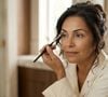 A maquiagem para mulheres com mais de 40 anos pode ganhar um efeito mais natural com pequenos ajustes na aplicação dos produtos. A maquiadora Clara Cervera recomenda aplicar uma sombra de tonalidade natural em toda a pálpebra, espalhando a cor em direção ascendente para criar a impressão de um olhar mais aberto e luminoso