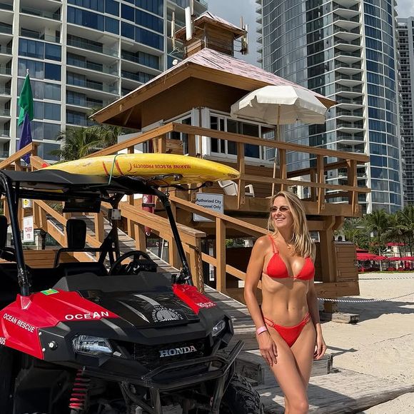 Ticiane Pinheiro escolheu um biquíni vermelho para curtir o dia de sol. O modelo traz um top cortininha com alças finas duplas que amarram no pescoço e nas costas