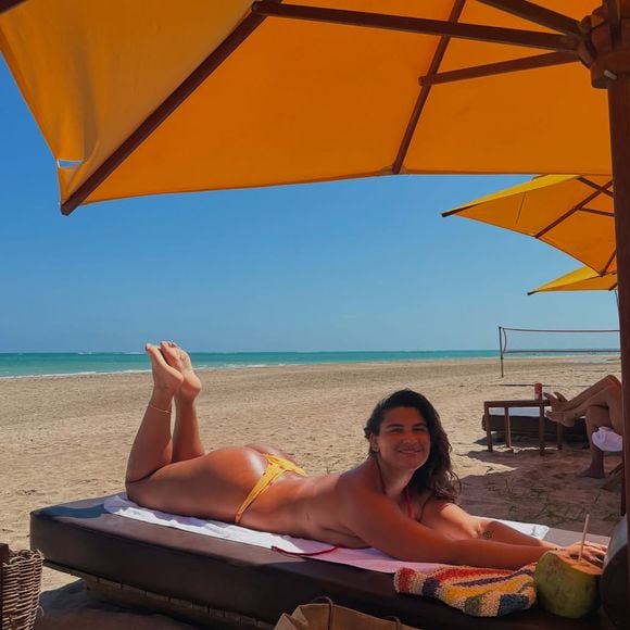 Ousada, Giulia Costa também já deu o que falar com topless na praia