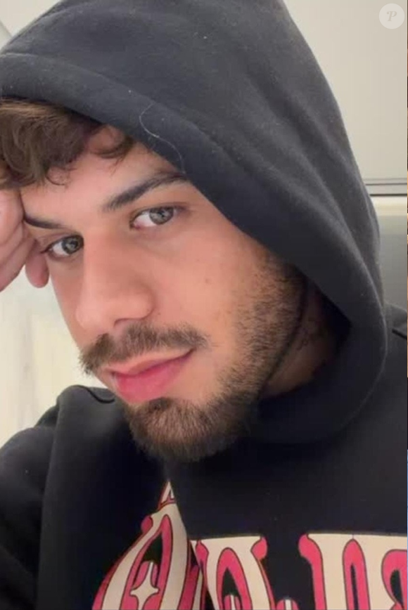 Zé Felipe surge abatido em conta privada após fim com Ana Castela