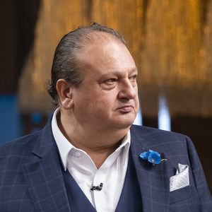 Erick Jacquin entregou o próprio broche para Gabriela após sua eliminação no MasterChef Brasil e fez um convite especial para a obstetra