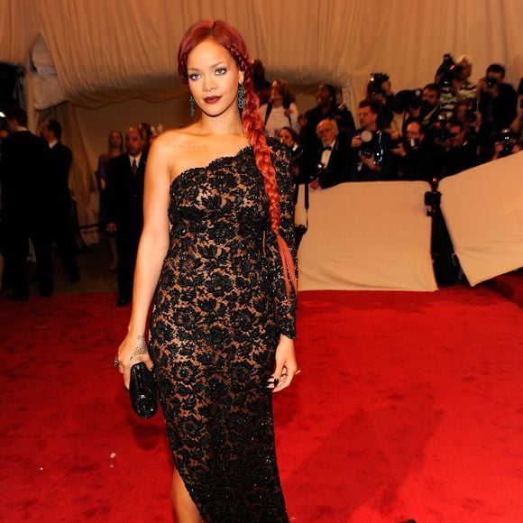 Rihanna no Met Gala 2011 com vestido preto rendado de Stella McCartney, com transparências e silhueta sereia
