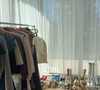 Anitta mostra roupas em uma arara colocada dentro da mansão em Los Angeles, nos Estados Unidos, onde cantará na abertura da Copa do Mundo 2026