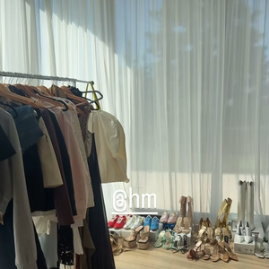 Anitta mostra roupas em uma arara colocada dentro da mansão em Los Angeles, nos Estados Unidos, onde cantará na abertura da Copa do Mundo 2026