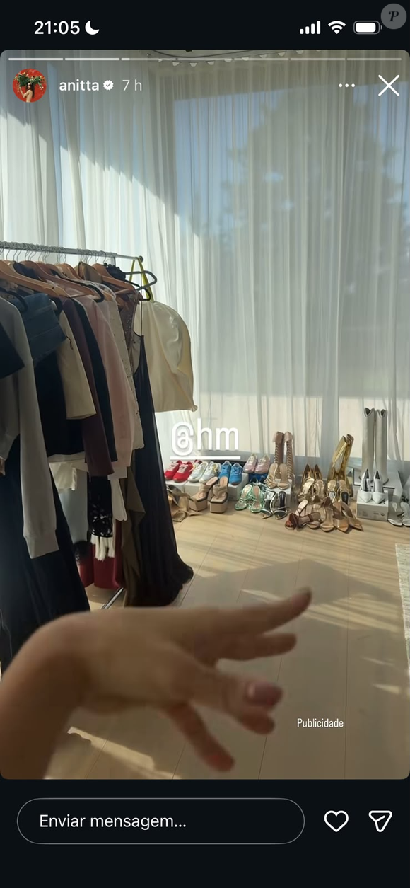 Anitta mostra roupas em uma arara colocada dentro da mansão em Los Angeles, nos Estados Unidos, onde cantará na abertura da Copa do Mundo 2026