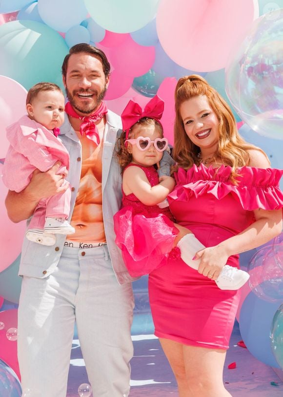 Como bons pais influencers, Viih e Eliezer não economizaram no figurino — e entraram de cabeça no universo da boneca mais famosa do mundo