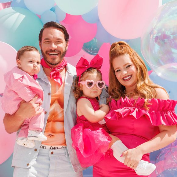 Como bons pais influencers, Viih e Eliezer não economizaram no figurino — e entraram de cabeça no universo da boneca mais famosa do mundo