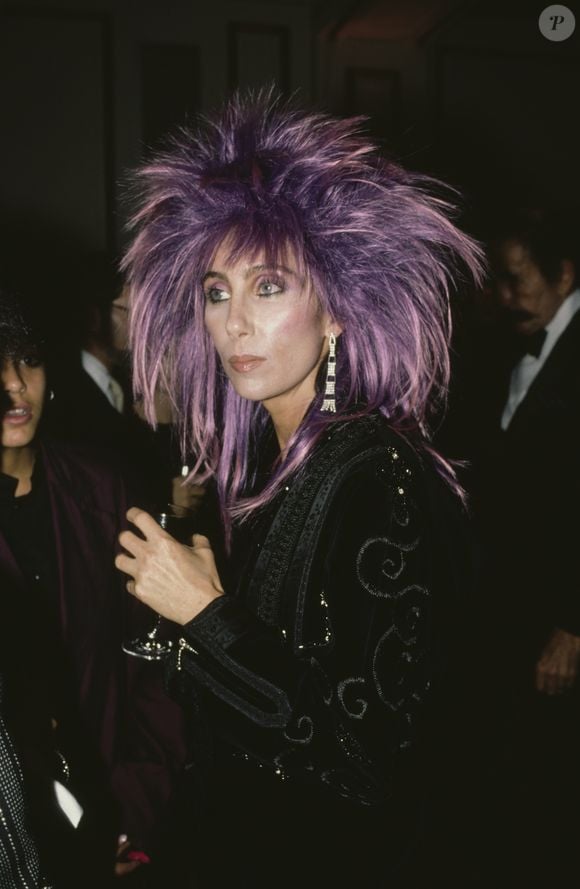 Cher passou os anos 80 fazendo o que sabia fazer melhor: ignorando convenções e transformando cada look em um acontecimento