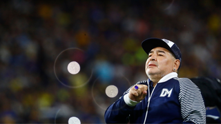 Depois de xingá-la no tribunal, ex-mulher de Maradona expõe mensagens em que psiquiatra sugere ter tido relações com o jogador: ‘Sem-vergonha’