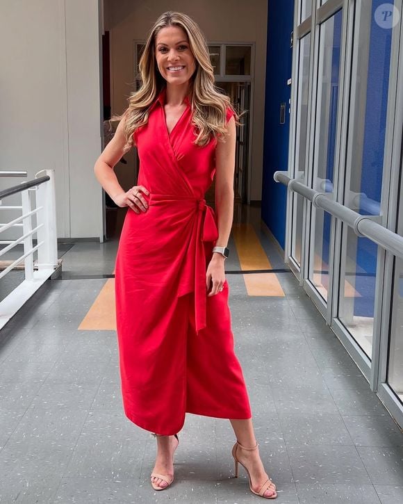 Moda de Jacqueline Brazil para o 'Jornal Hoje': Jornalista da previsão do tempo do 'Jornal Hoje' já usou vestido vermelho com decote e amarração lateral.
