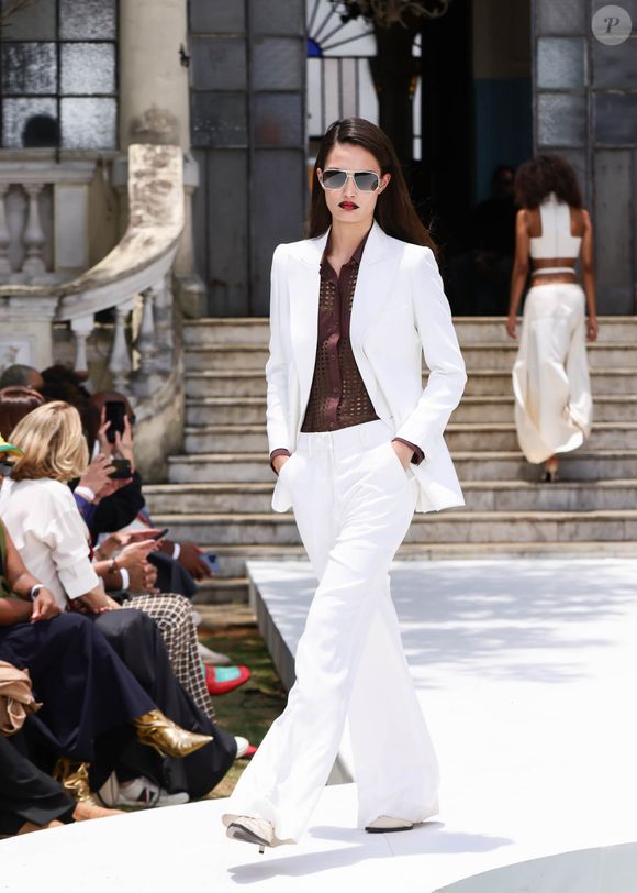 A Misci, marca já confirmada na RFW, valoriza a identidade brasileira, mesclando design de mobiliário e moda com matérias-primas nacionais. Suas peças são críticas sociais vestíveis, apresentando uma estética limpa, política e extremamente desejada.