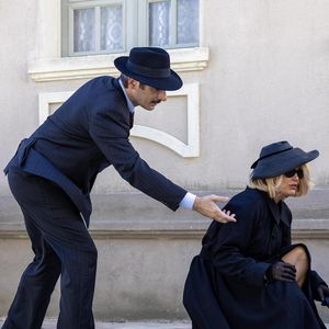 Sandra (Flavia Alessandra) invade a casa de Candinho para pegar as joias de titia