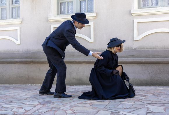Sandra (Flavia Alessandra) invade a casa de Candinho para pegar as joias de titia