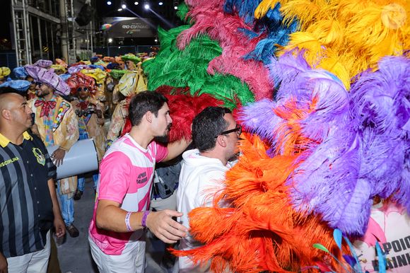 No desfile em homenagem a Heitor dos Prazeres, Sabrina Sato se destacou na Vila Isabel e viveu momento romântico com Nicolas Prattes, que viralizou nas redes