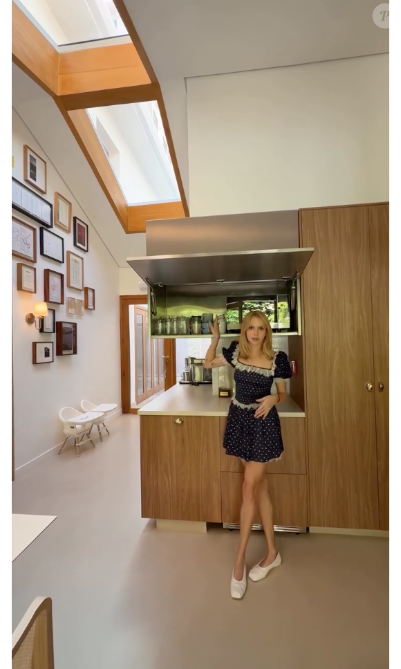 Cozinha de Isa Scherer tem armários dividindo utensílios e alimentos por categoria de mais usados e menos usados