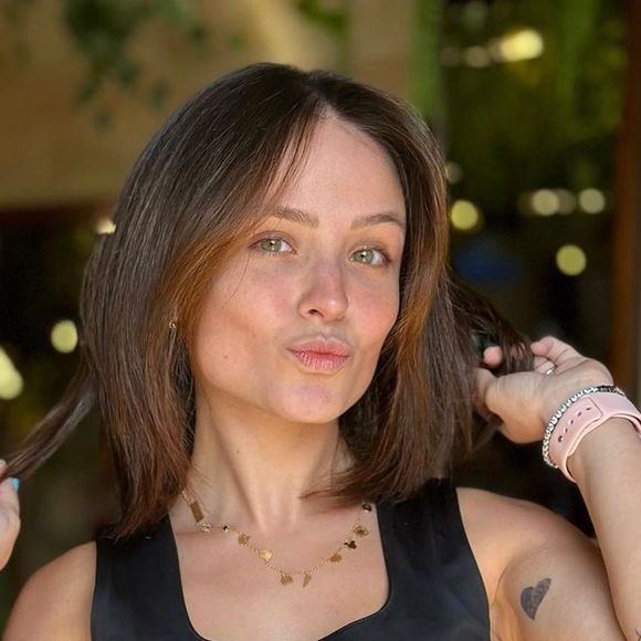 Larissa Manoela já adotou cabelo curto, em um tom mais fechado - no castanho