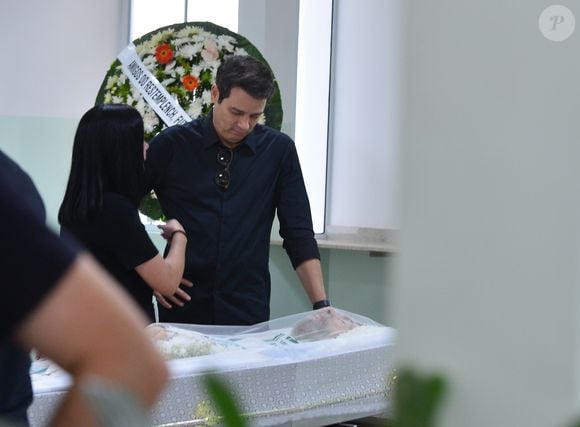 Celso Portiolli perdeu o pai em um 11 de setembro - na foto, apresentador no velório de seu ex-diretor Roberto Manzoni