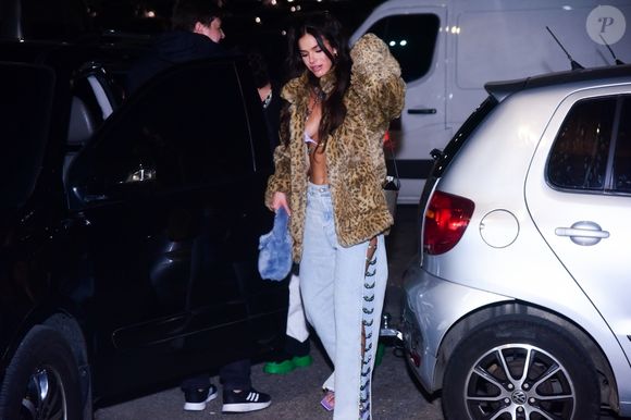 Calça jeans usada por Bruna Marquezine tinha abertura na lateral