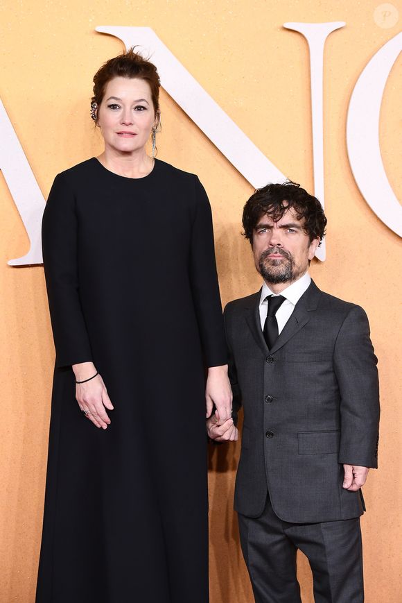 Na vida real, Peter Dinklage é casado com a atriz e roteirista Erica Schmidt desde 2005, com quem tem dois filhos