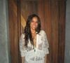 Bruna Marquezine é uma das famosas brasileiras que adora a tendência boho: no último Ano Novo, ela usou um vestido grifado além de acessórios em pedras azuladas.