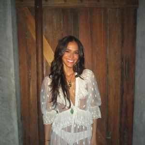 Bruna Marquezine é uma das famosas brasileiras que adora a tendência boho: no último Ano Novo, ela usou um vestido grifado além de acessórios em pedras azuladas.