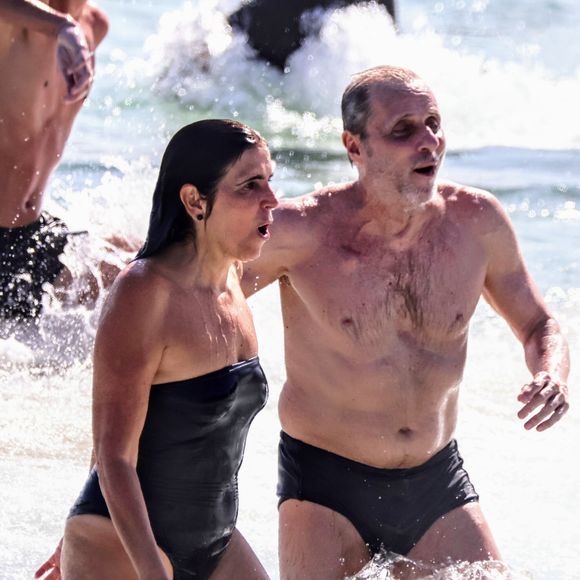 Malu Mader e Tony Bellotto curtiram a praia do Arpoador, no Rio de Janeiro