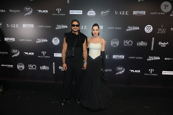 Sophia Abrahão, de branco e preto, e Sérgio Malheiros, todo de preto, também brilharam no Baile da Vogue