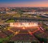 Com estádio para 55 mil espectadores, museu, biblioteca e espaços gastronômicos, a cidade temporária de Shakira foi erguida em apenas um mês para acompanhar seus shows em Madri