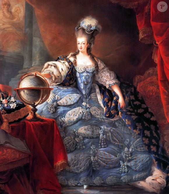 A tendência coquette continua em alta e ganha uma interpretação luxuosa com a nova criação da Larroudé. Feita à mão no Brasil, a sandália reúne acabamento em couro, palmilha tecnológica e um design inspirado no romantismo de Maria Antonieta
