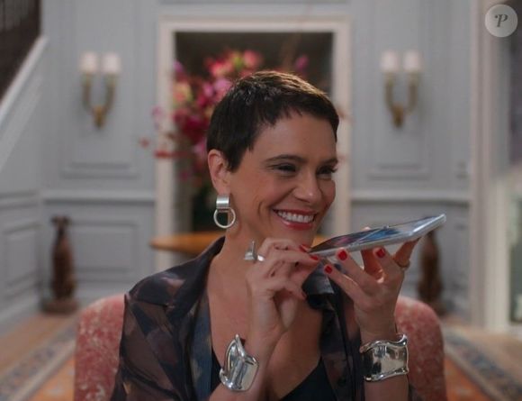 Bracelete usado por Dua Lipa é idêntico ao de personagem de Malu Galli na novela das nove