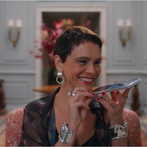 Bracelete usado por Dua Lipa é idêntico ao de personagem de Malu Galli na novela das nove