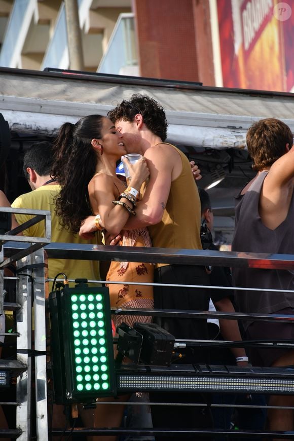 Bruna Marquezine curtiu o trio de Ivete Sangalo com Shawn Mendes em Salvador