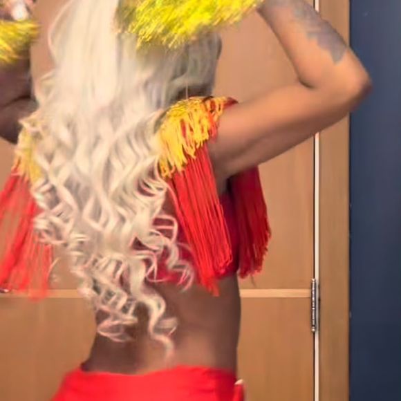 Cariúcha chama atenção ao dançar com pompons em look inspirado nas Paquitas e protagonizar momento inesperado durante vídeo