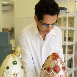 Ovo de Páscoa exclusivo, adornado com pérolas e flores — uma das peças mais comentadas nas redes