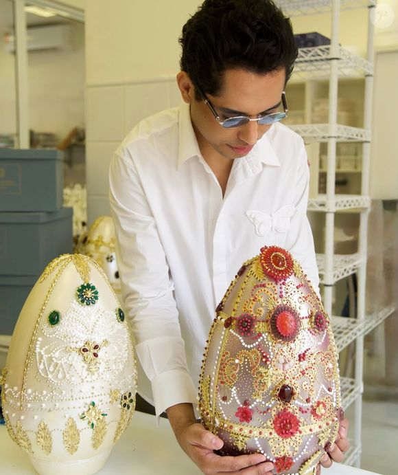 Ovo de Páscoa exclusivo, adornado com pérolas e flores — uma das peças mais comentadas nas redes