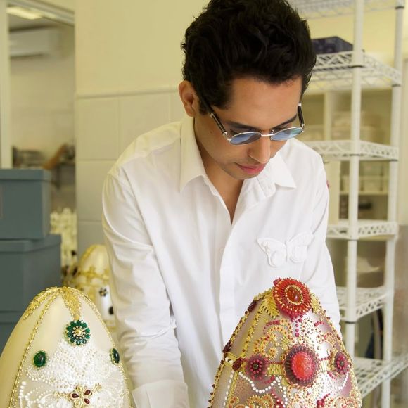 Ovo de Páscoa exclusivo, adornado com pérolas e flores — uma das peças mais comentadas nas redes