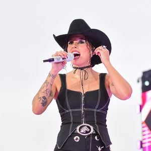 Look preto de Ana Castela ficou cheio de personalidade graças a peças estilosas